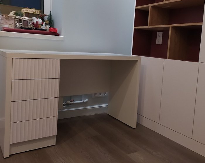 Шкаф в детскую со столом и стеллаж