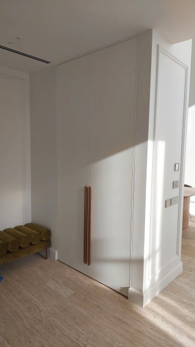 Шкаф с золотыми ручками