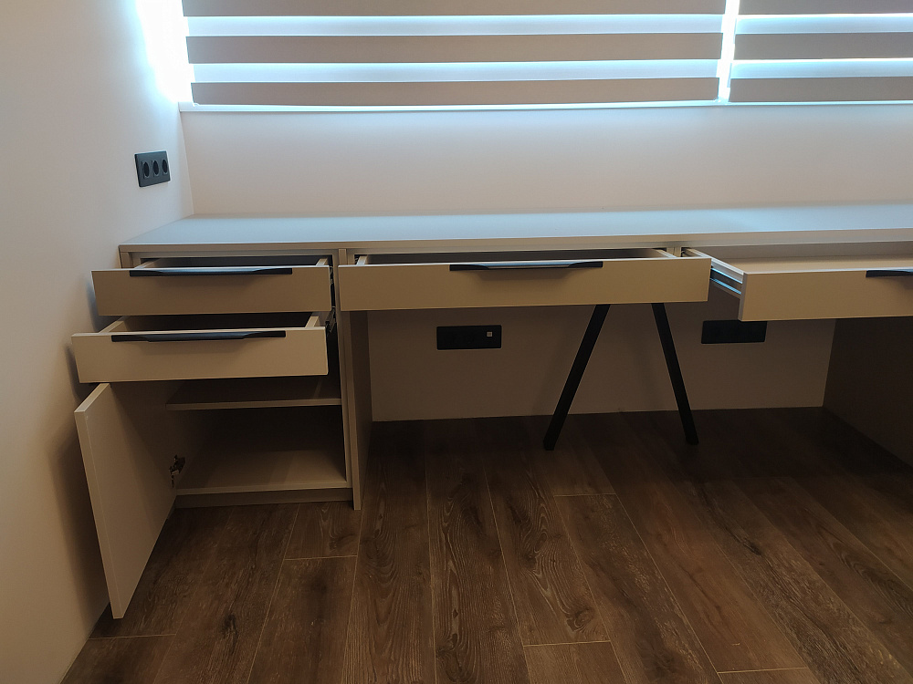 Стол в спальню