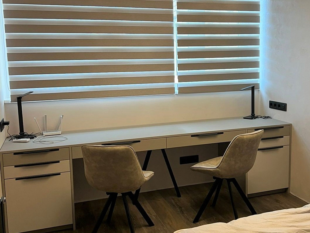 Стол в спальню