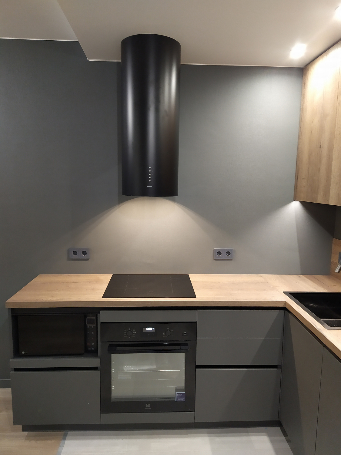 Кухня супер матовая серая 