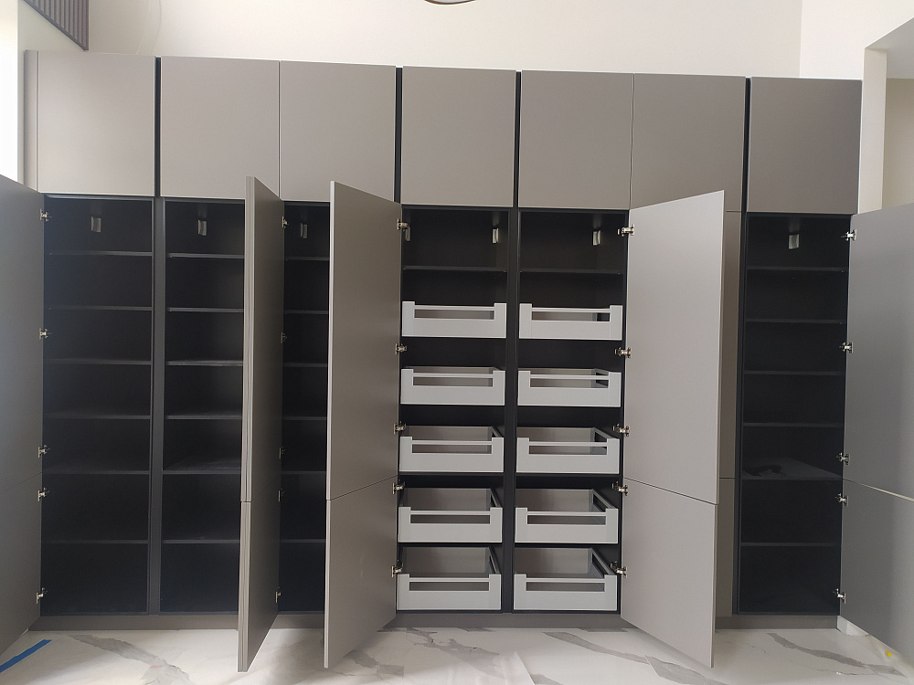 Кухня с островом и шкафом (гардеробной) феникс