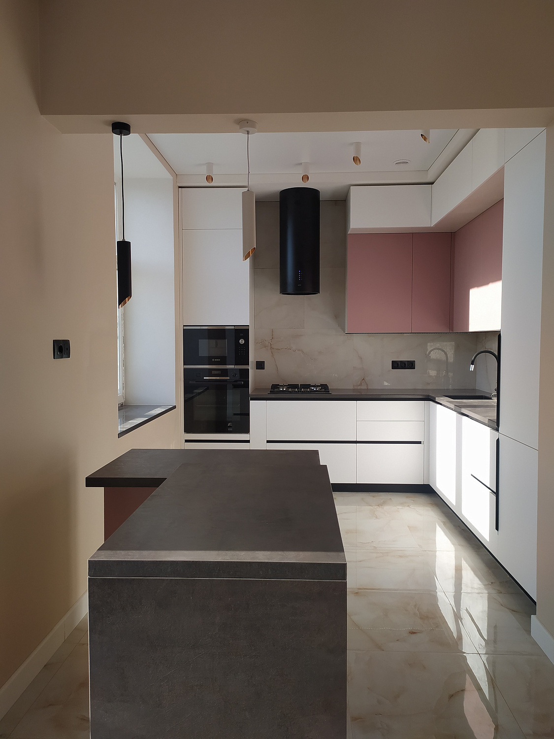 Кухня белая комбо розовый