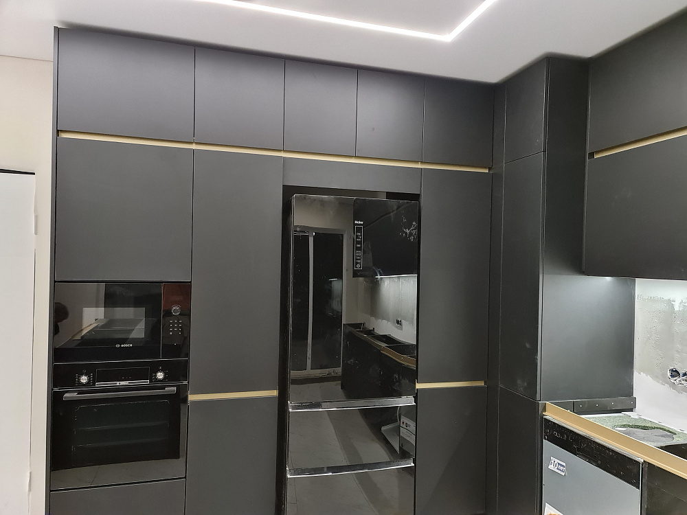 Кухня черная с золотом