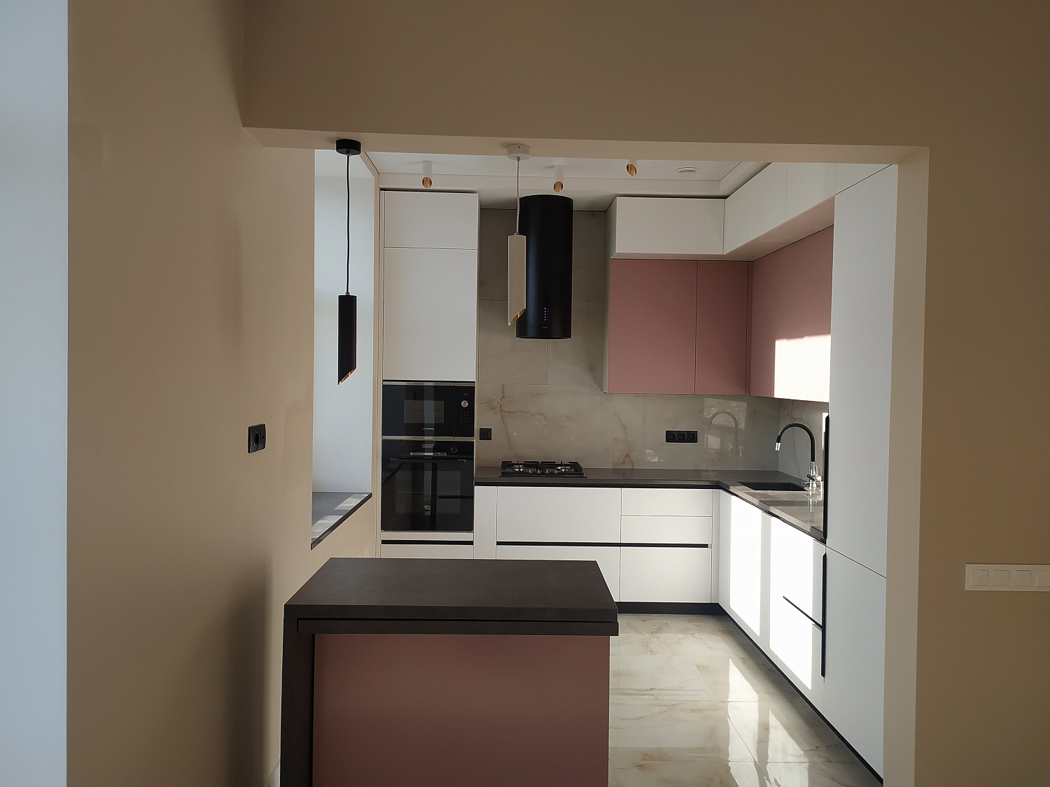 Кухня белая комбо розовый