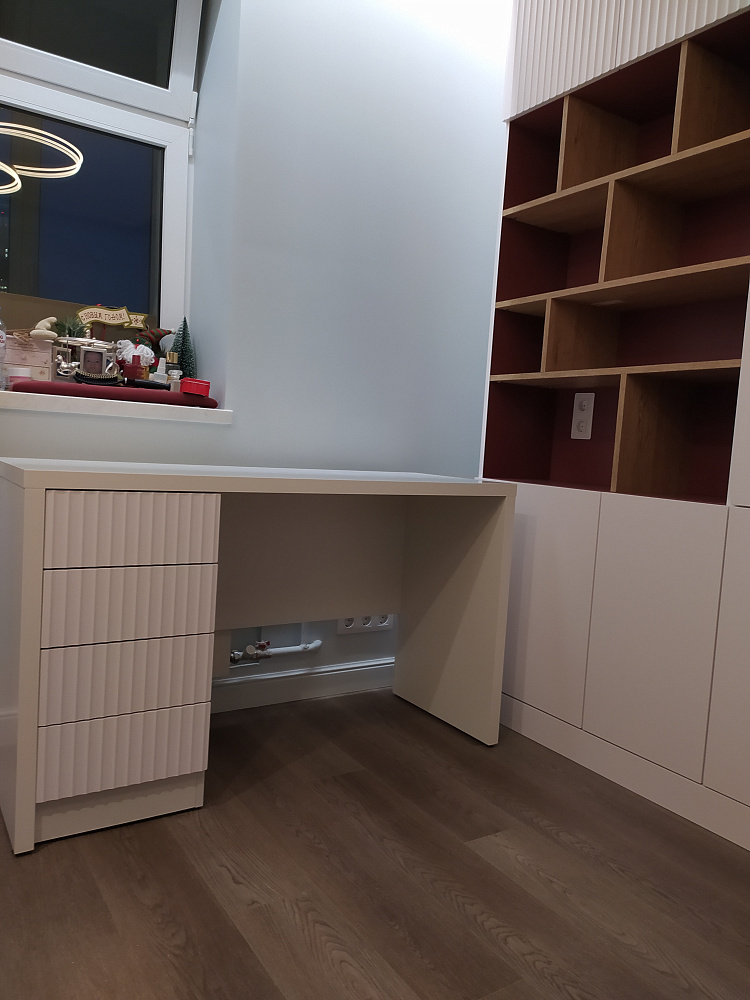 Шкаф в детскую со столом и стеллаж