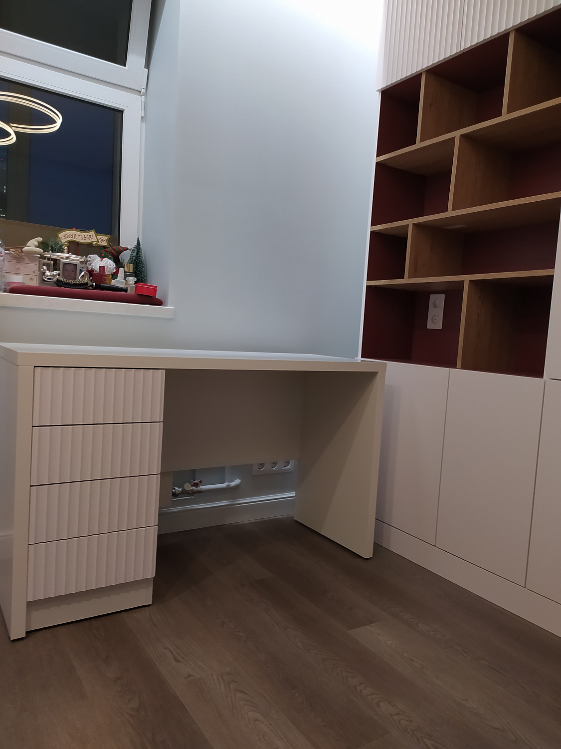 Шкаф в детскую со столом и стеллаж