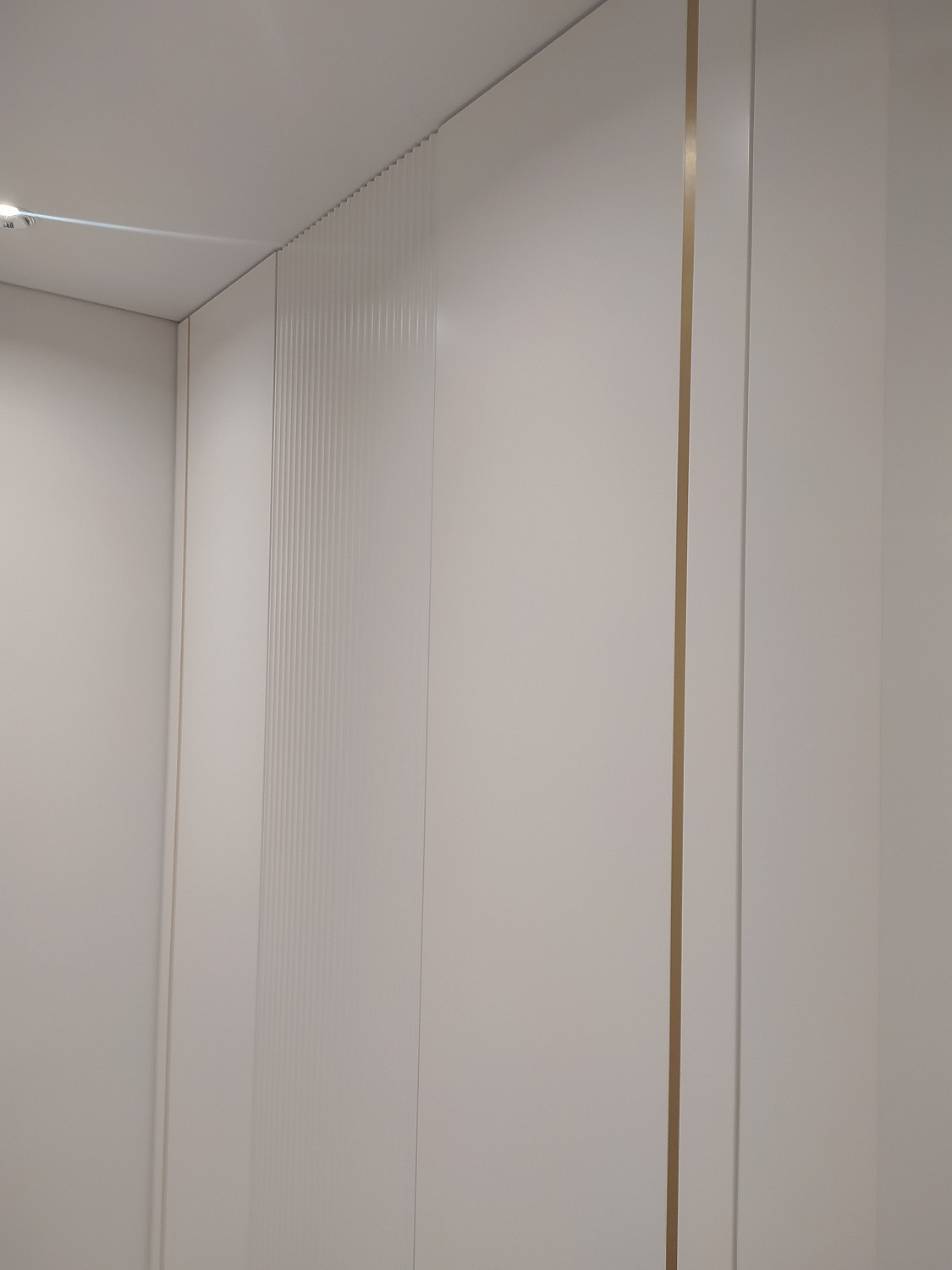 Шкаф встроенный белый