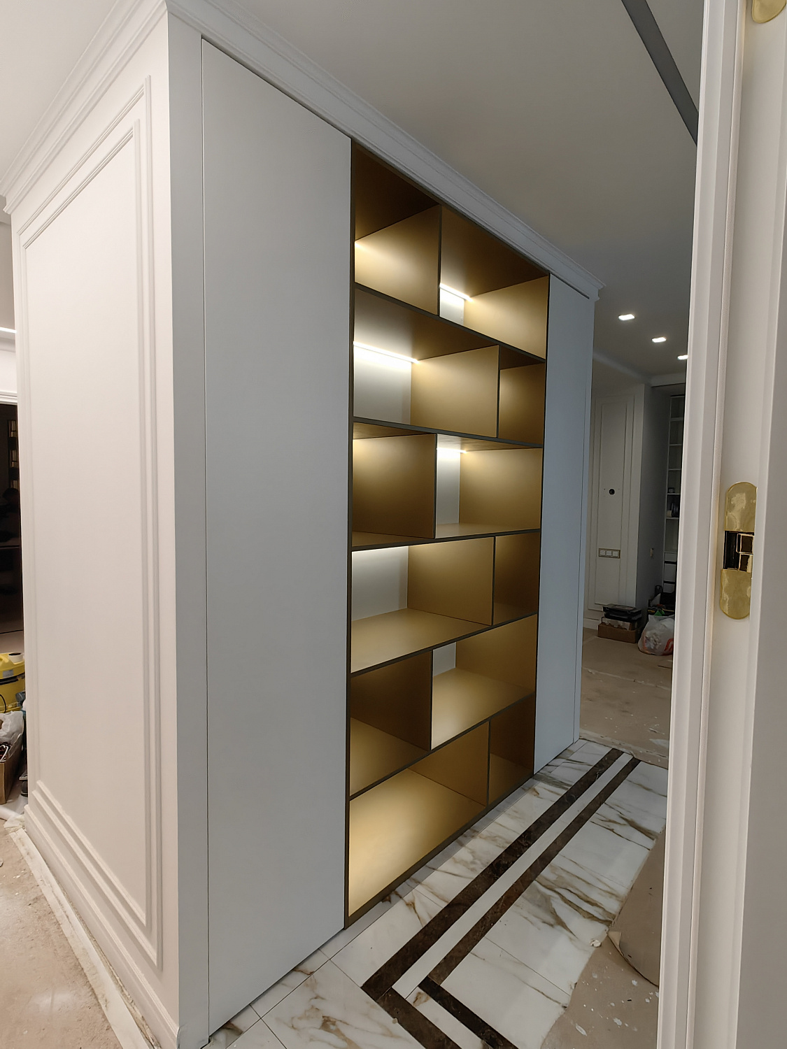 Шкаф с встроенной подсветкой 