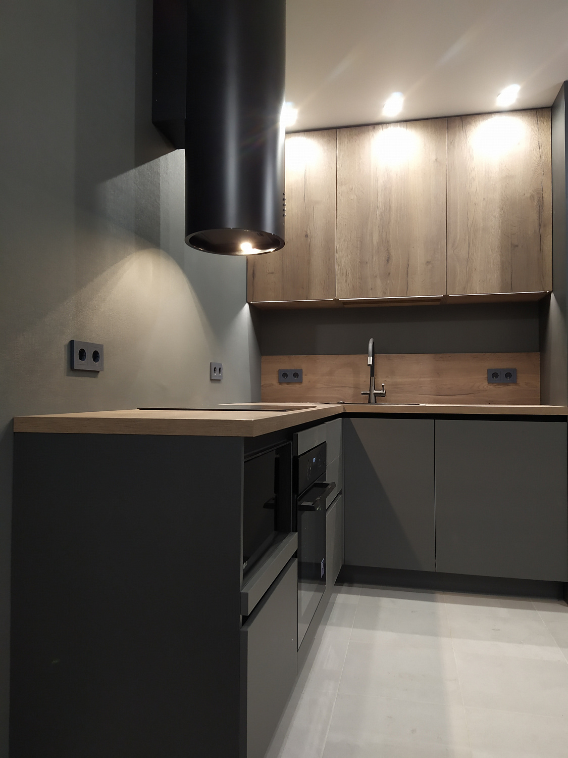 Кухня супер матовая серая 