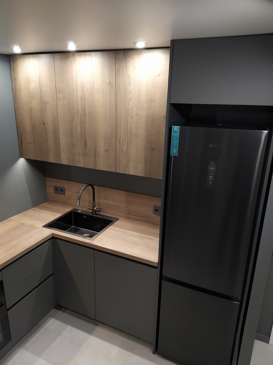 Кухня супер матовая серая 