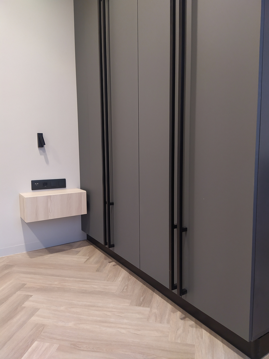 Шкаф серый с тумбами