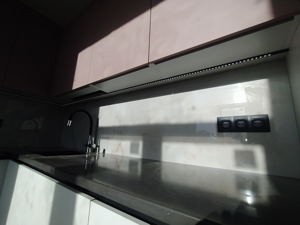 Кухня белая комбо розовый