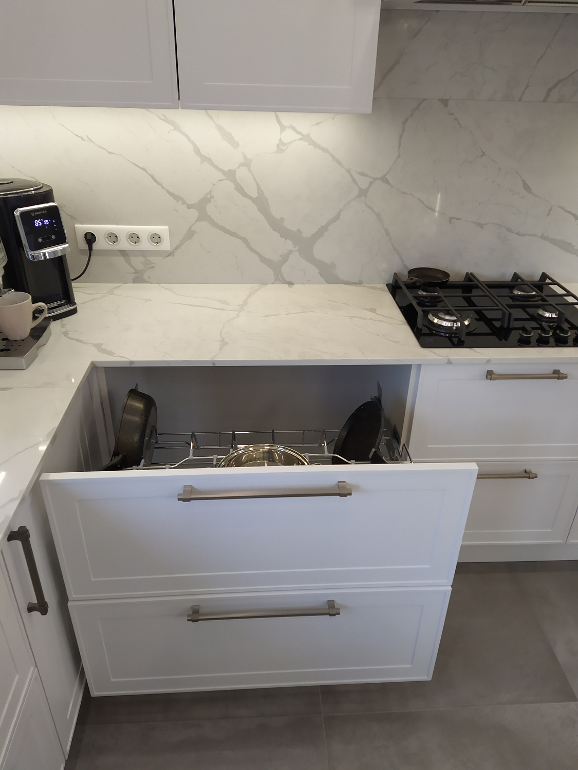 Кухня угловая Эмаль белая с островом