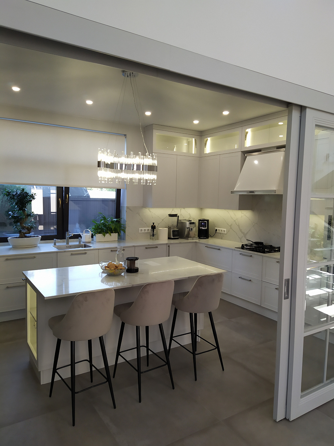 Кухня угловая Эмаль белая с островом