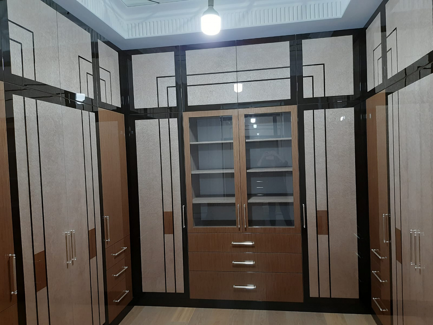 Гардеробная эмаль, шпон кошачий глаз