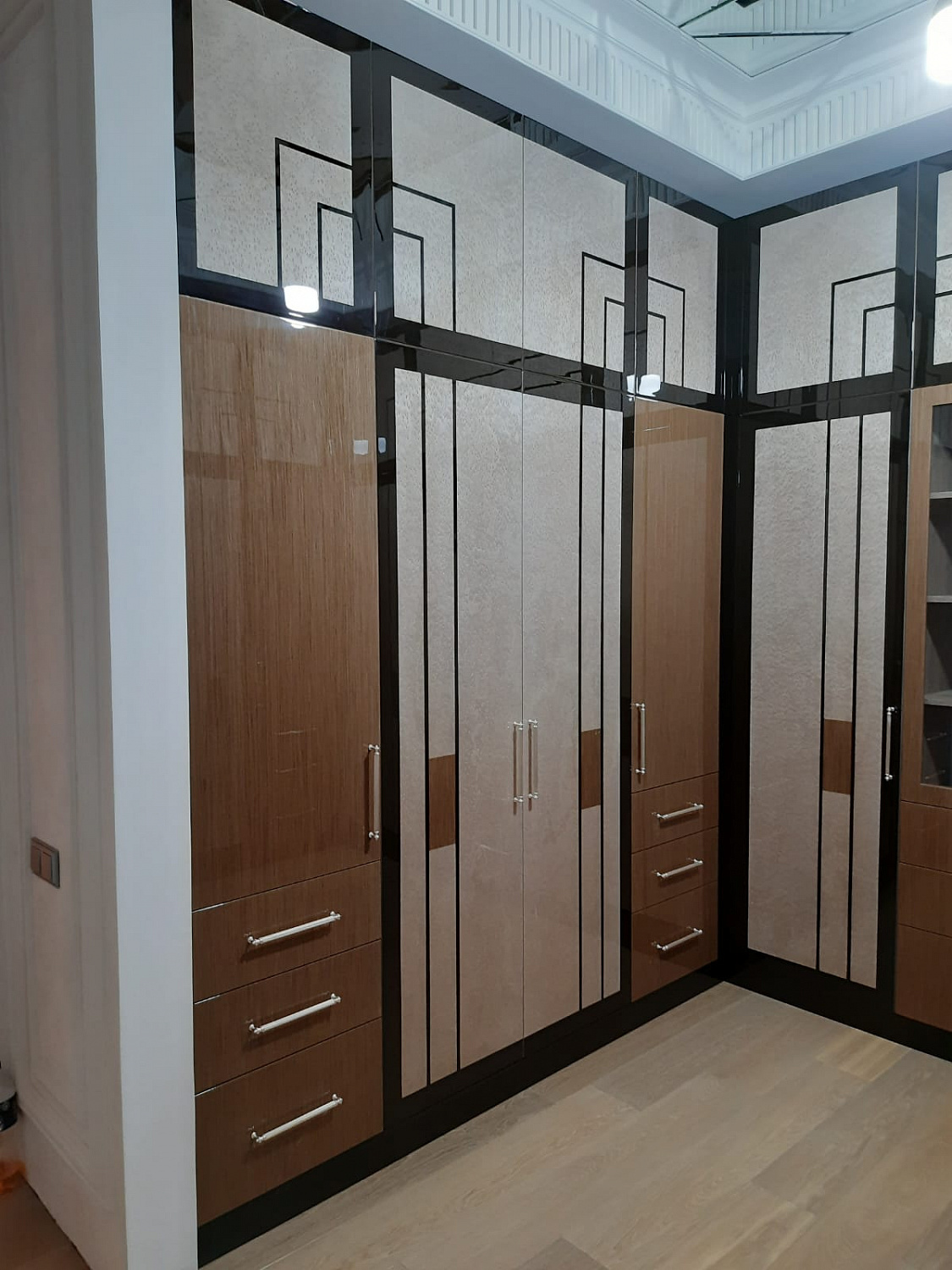 Гардеробная эмаль, шпон кошачий глаз