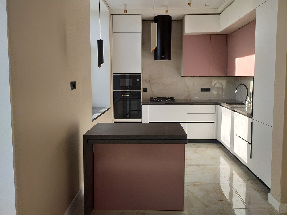 Кухня белая комбо розовый