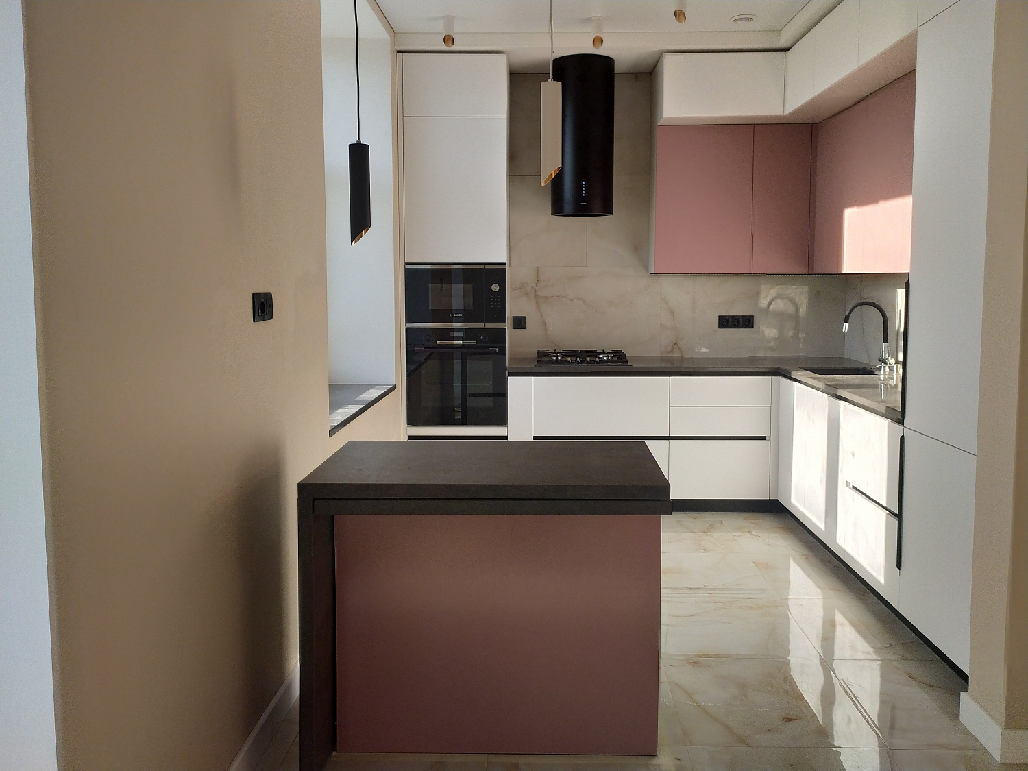 Кухня белая комбо розовый