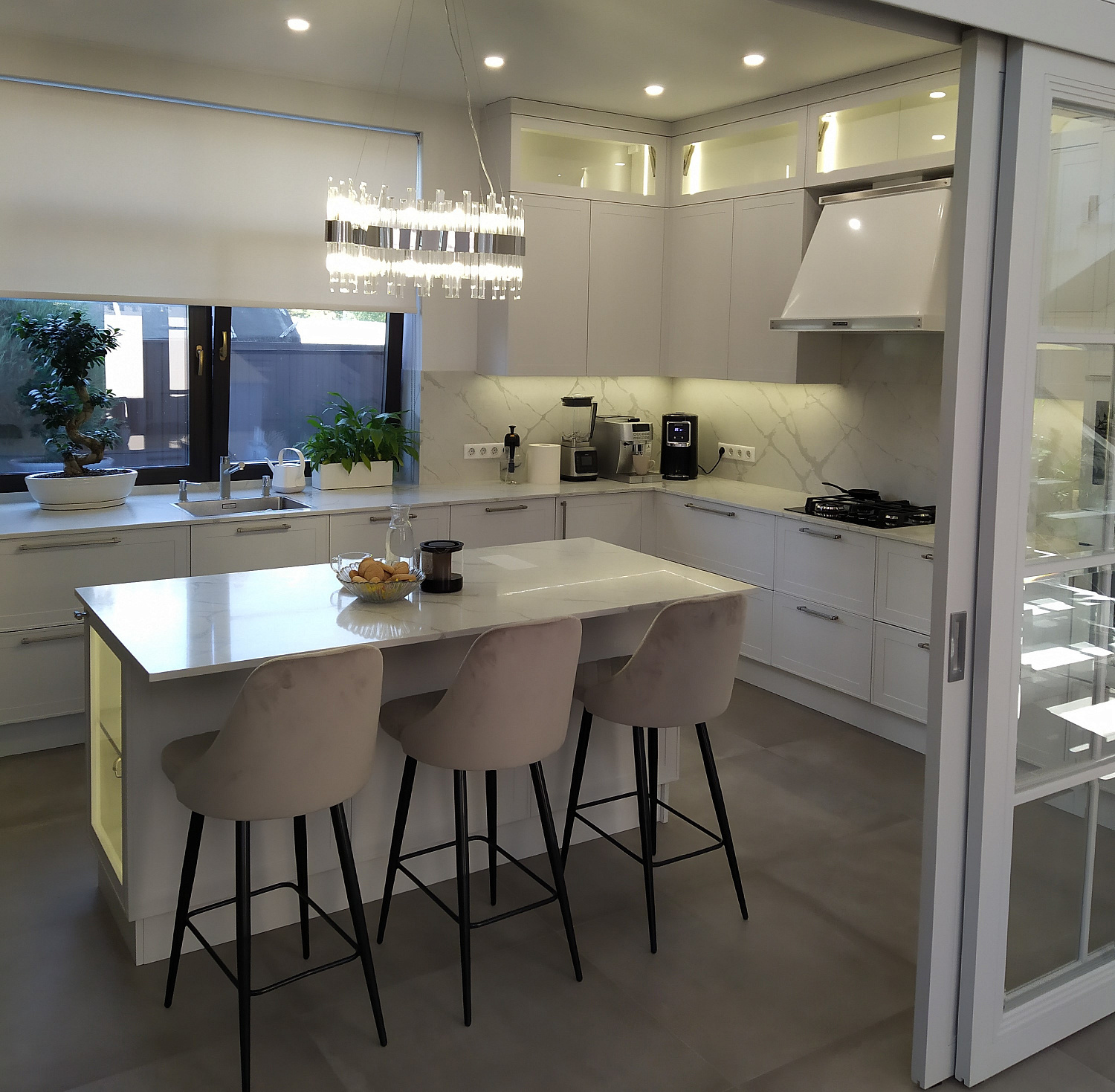 Кухня угловая Эмаль белая с островом