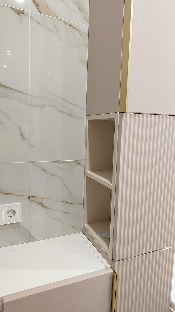 Мебель в ванную комнату розовая с золотом