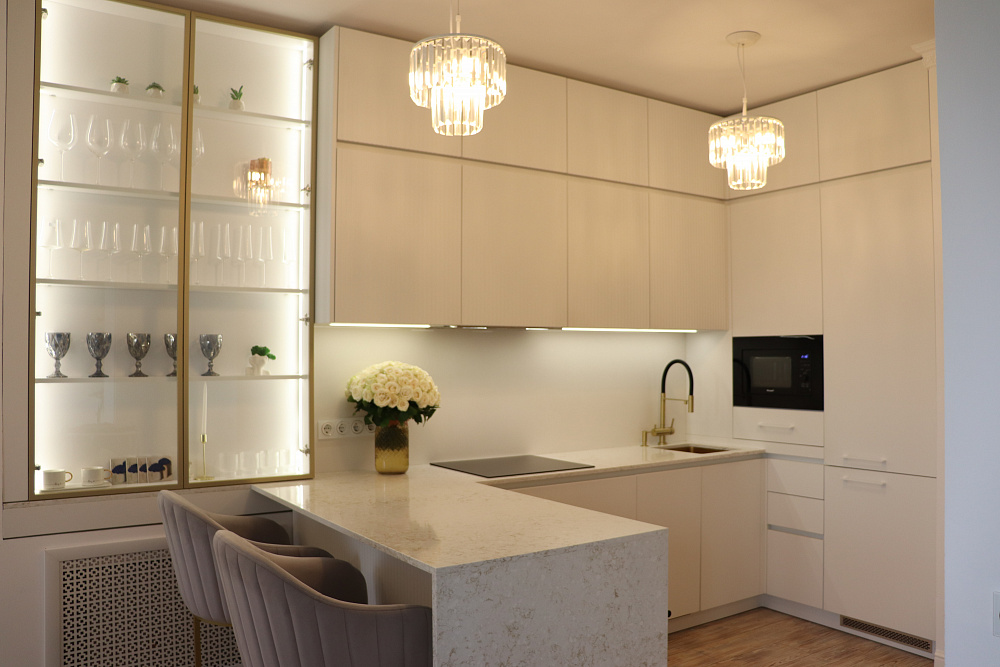 Кухня белая "Рейка с белым гола профилем"