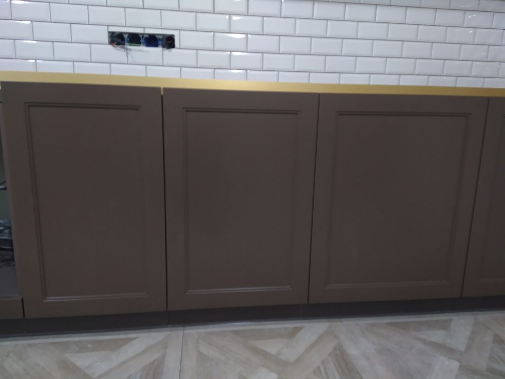 Кухня фасады с золотом