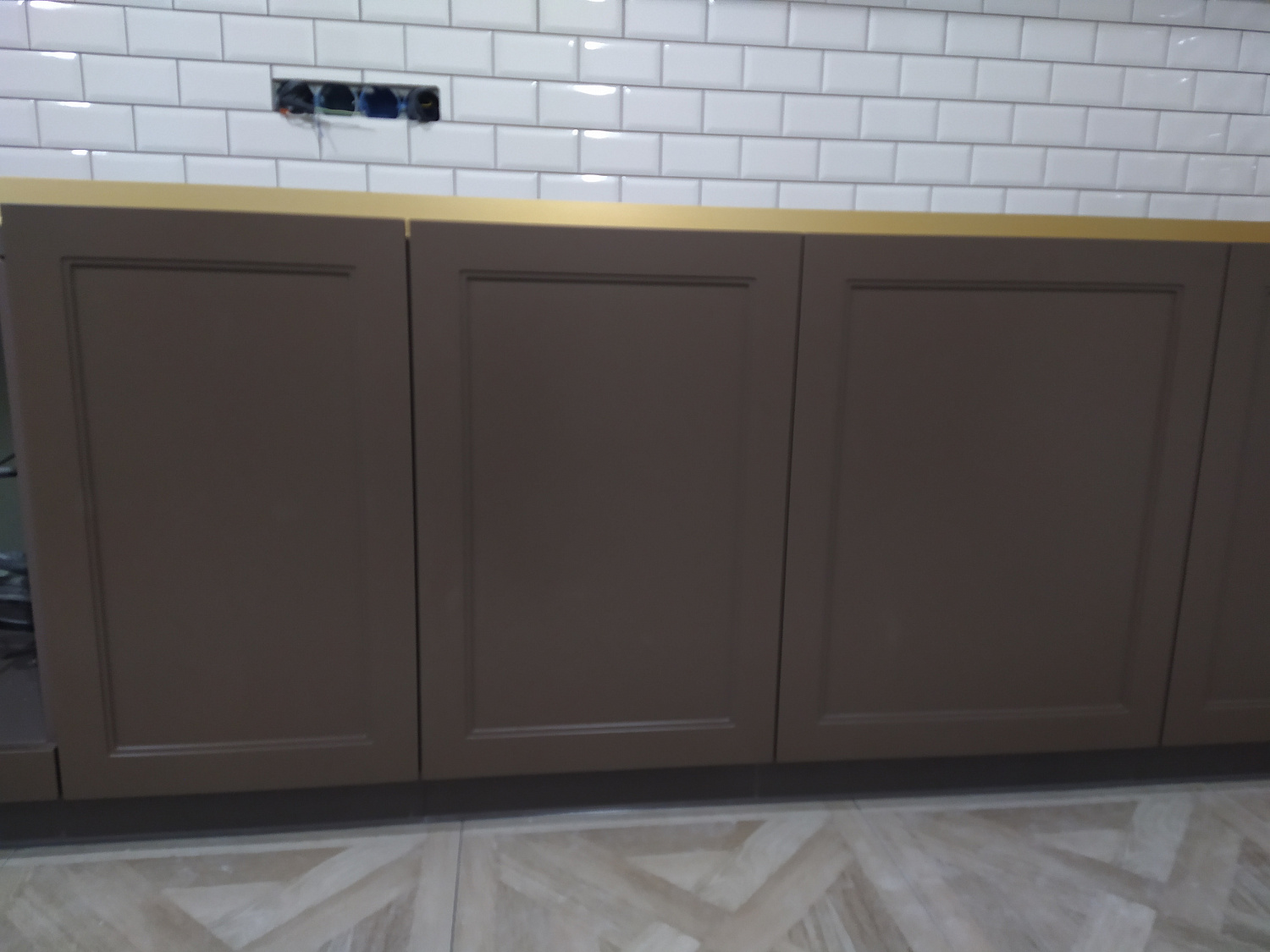 Кухня фасады с золотом