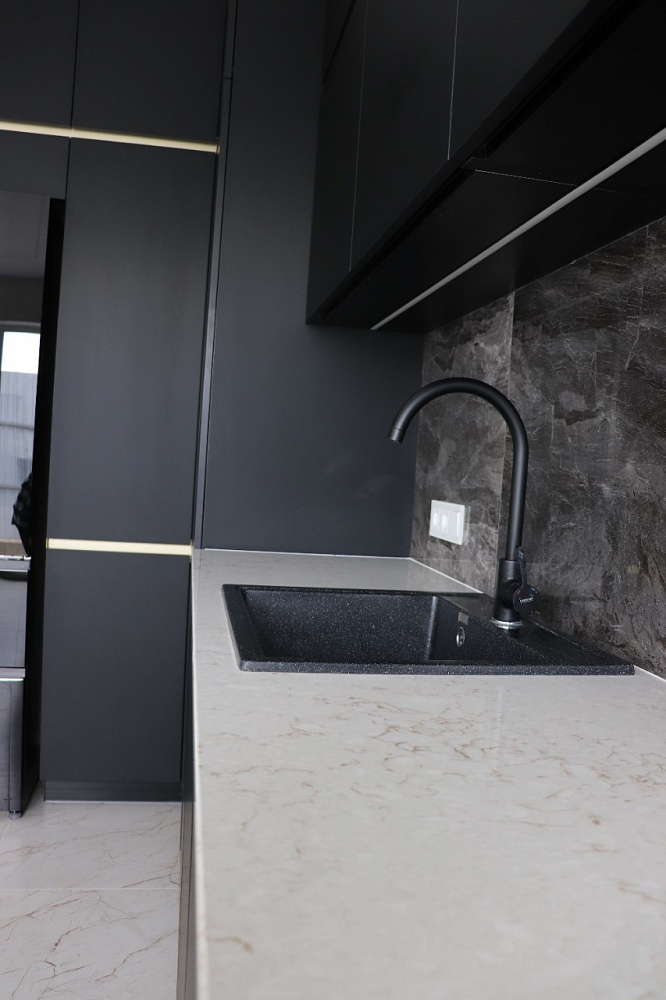 Кухня черная с золотом