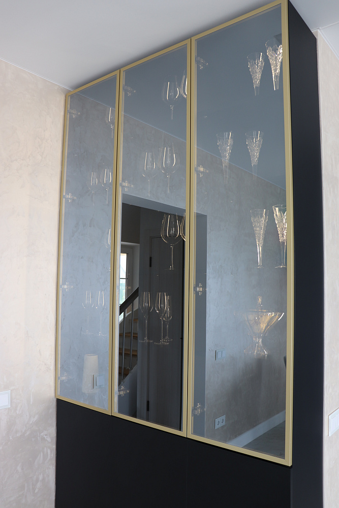 Кухня черная с золотом