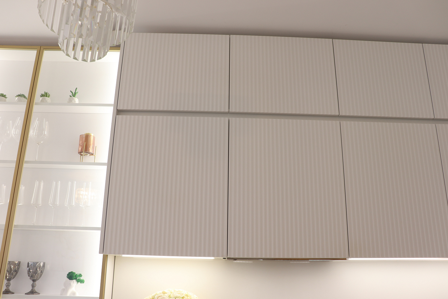 Кухня белая "Рейка с белым гола профилем"