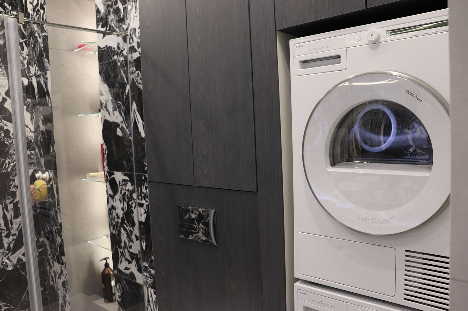 Ванная комната с постирочной