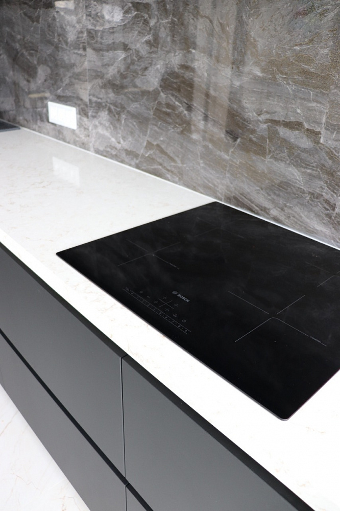 Кухня черная с золотом