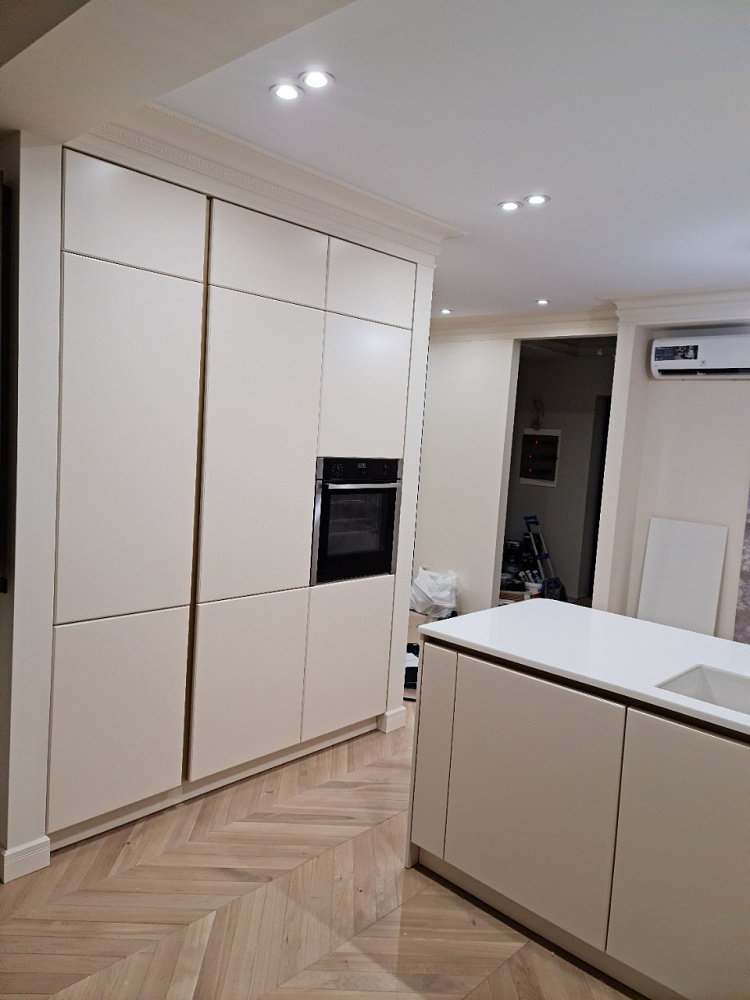 Кухня белая с барной стойкой