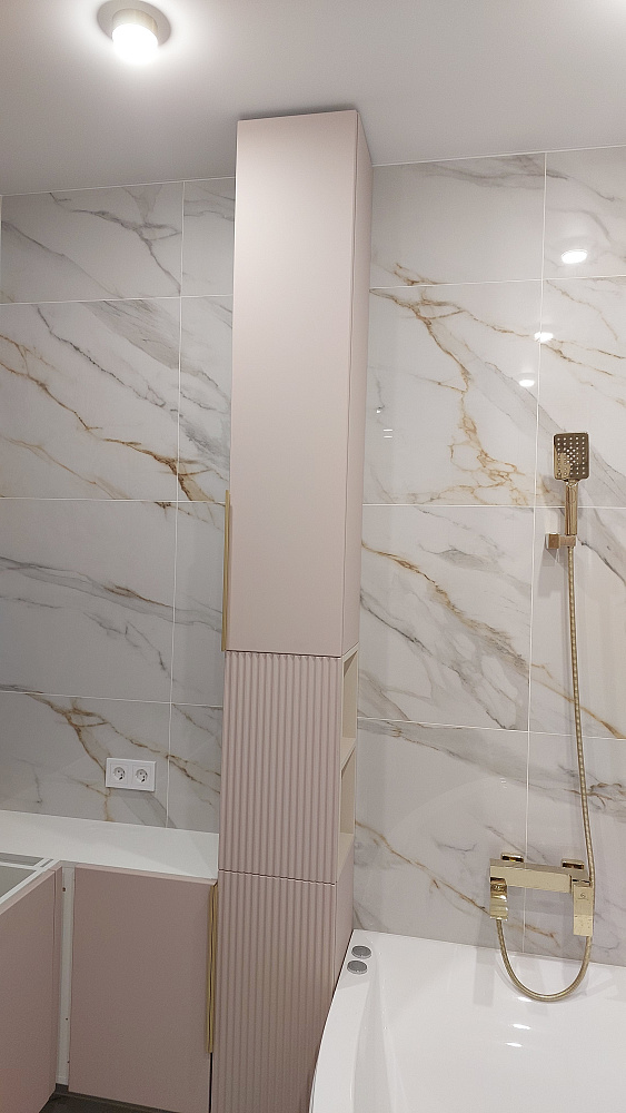 Мебель в ванную комнату розовая с золотом