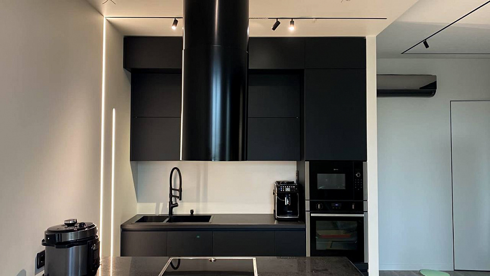 Кухня АГТ черная, вытяжка отдельно стоящая 