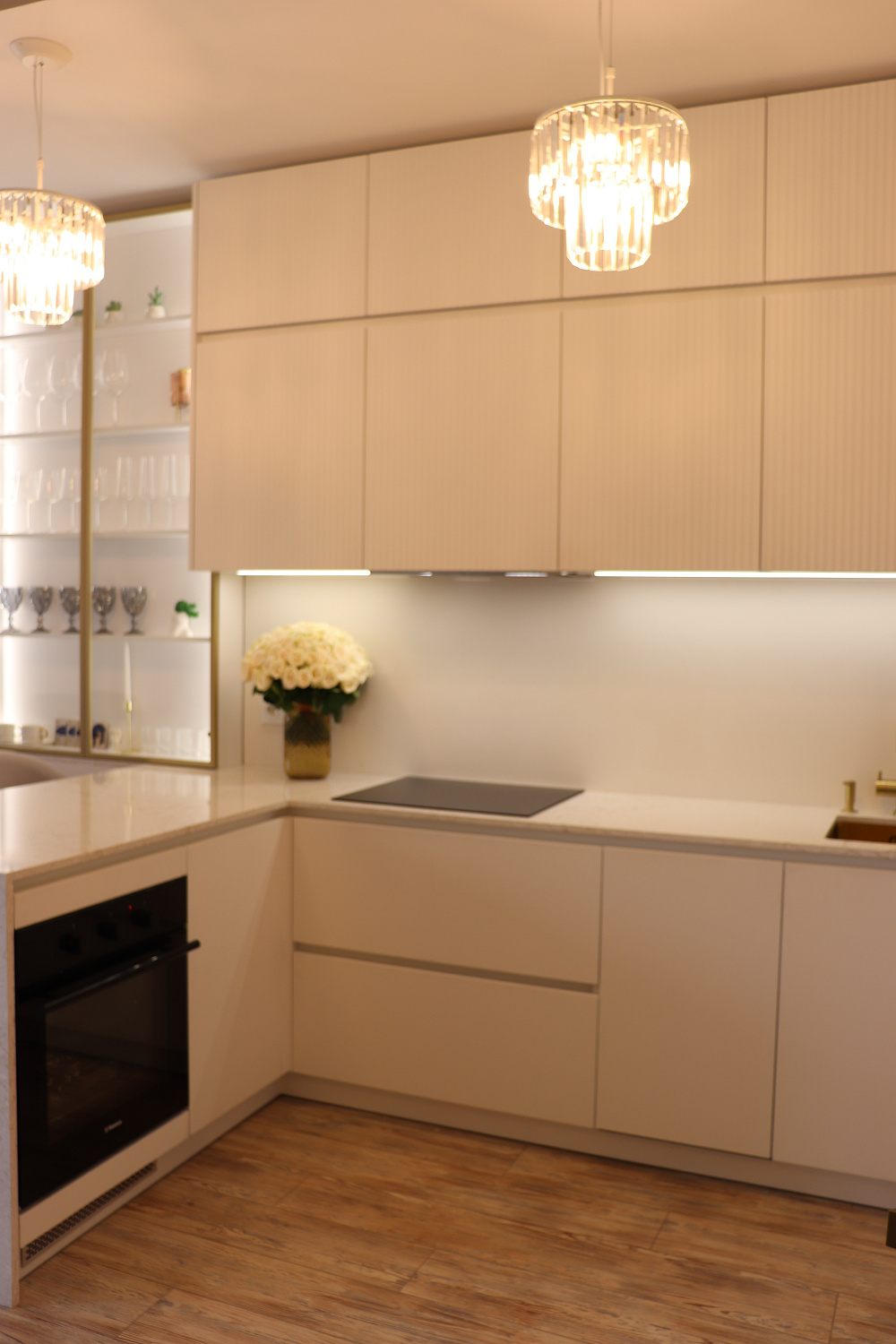 Кухня белая "Рейка с белым гола профилем"