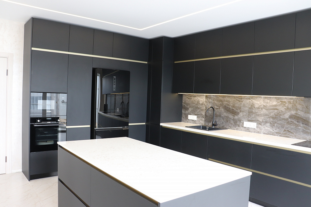 Кухня черная с золотом