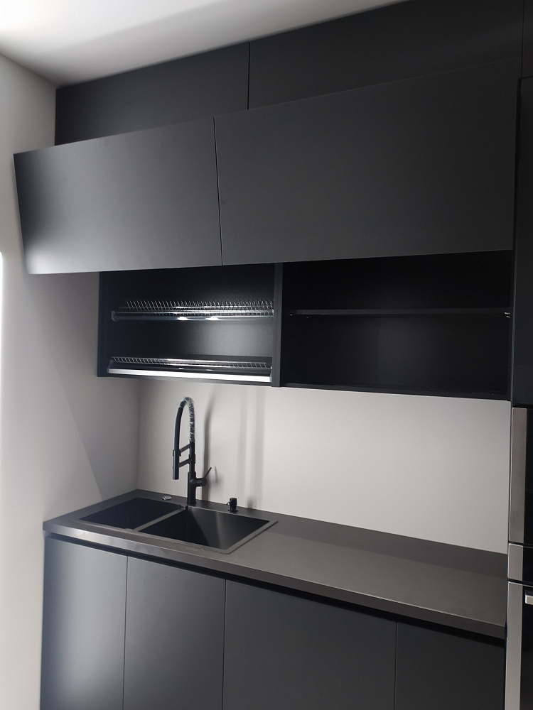 Кухня АГТ черная, вытяжка отдельно стоящая 