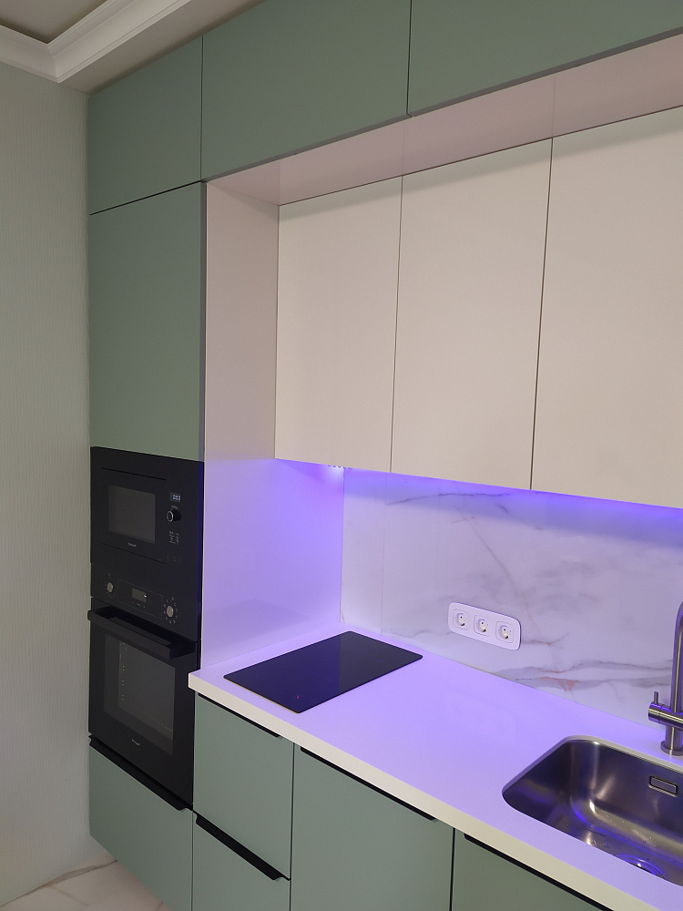 Кухня мятная с подсветкой
