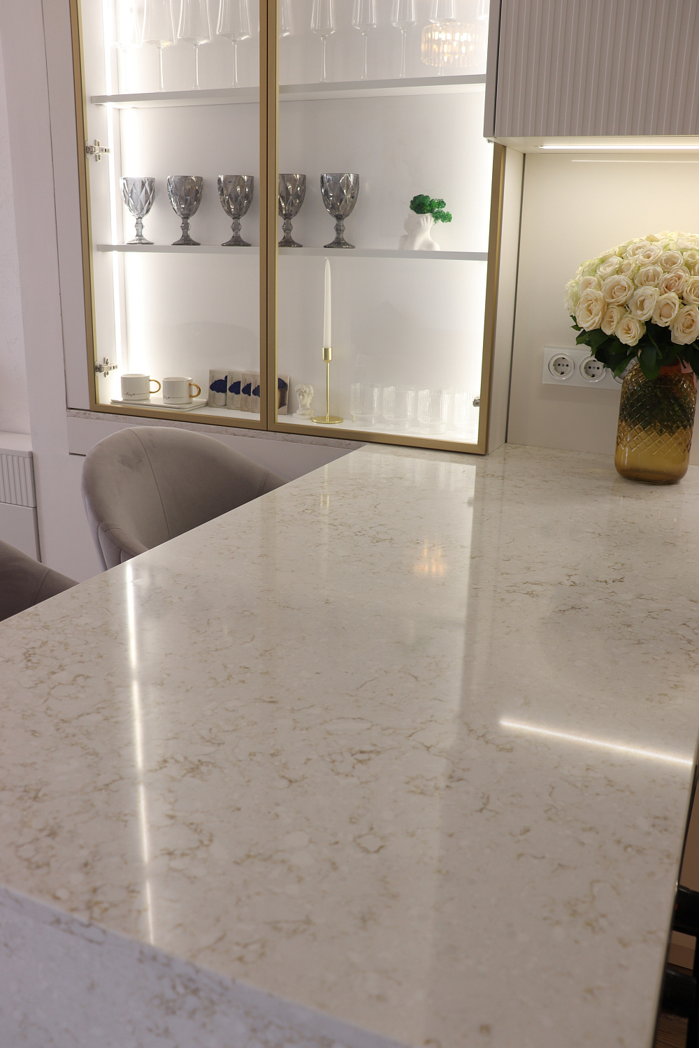 Кухня белая "Рейка с белым гола профилем"