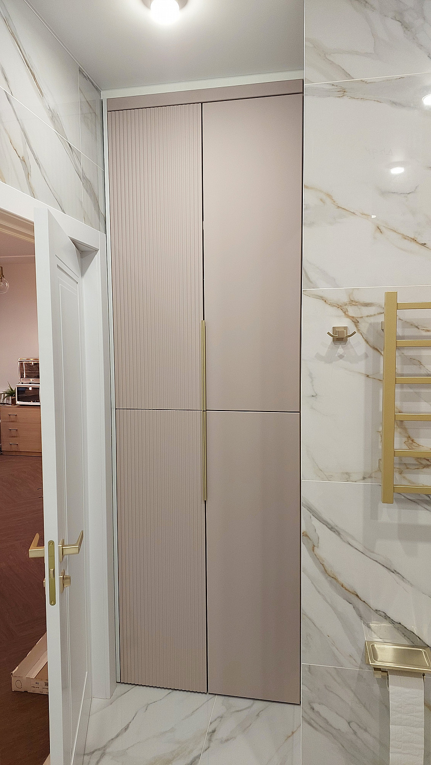 Мебель в ванную комнату розовая с золотом