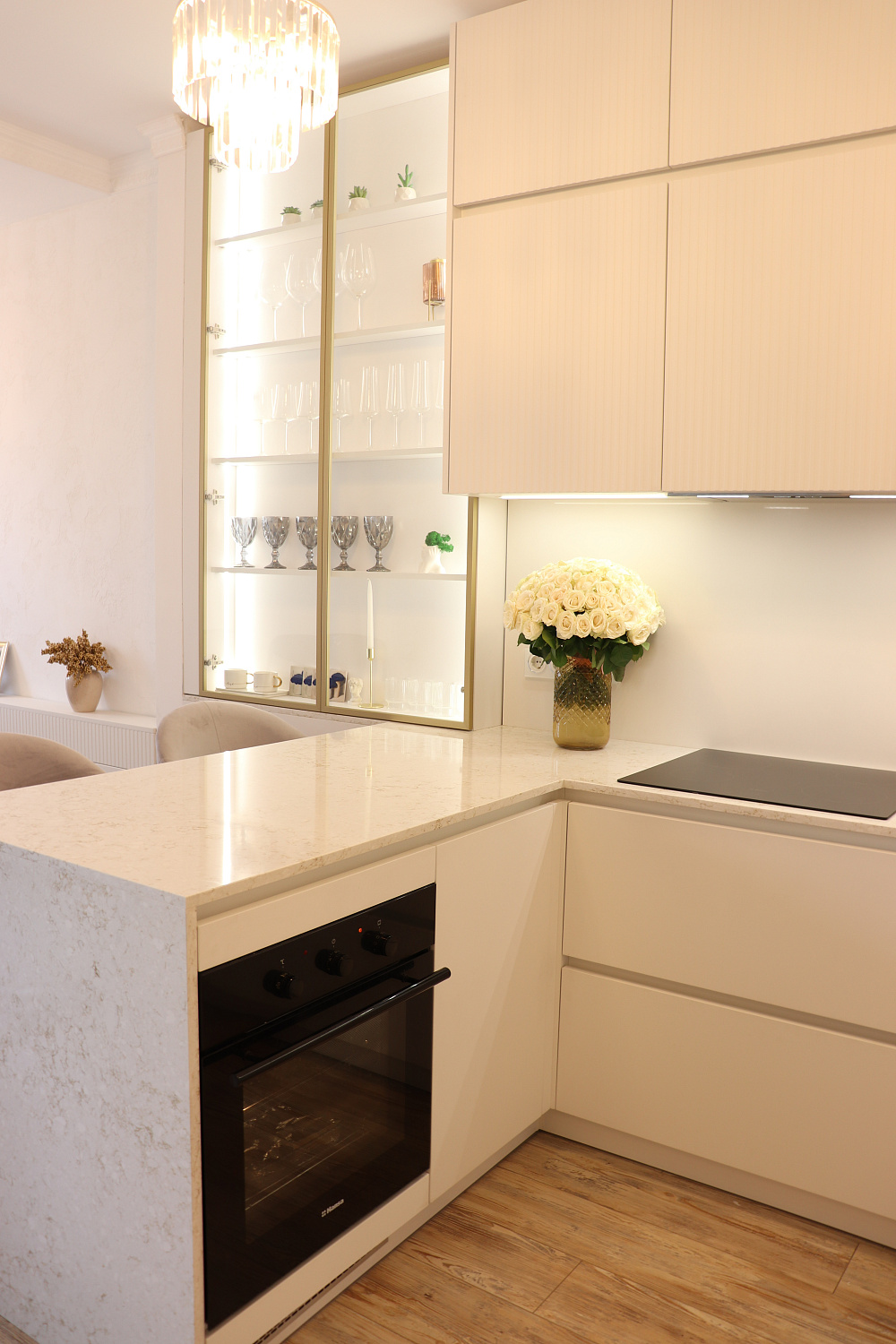 Кухня белая "Рейка с белым гола профилем"