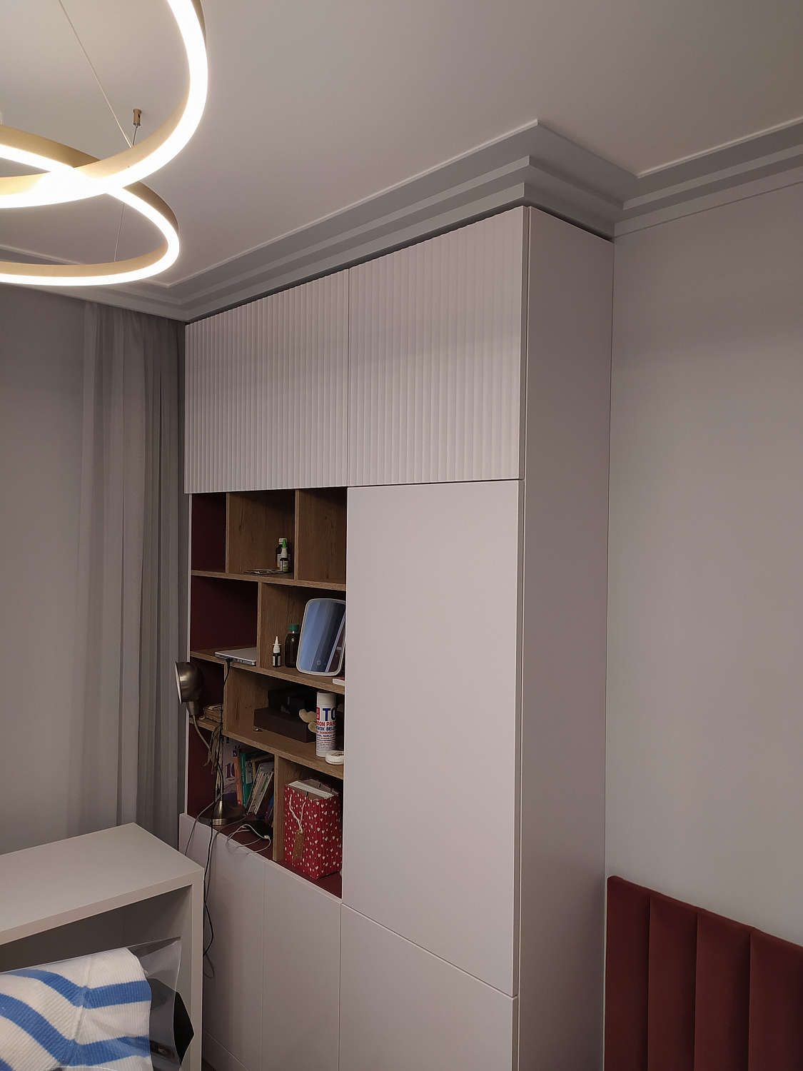 Шкаф в детскую со столом и стеллаж