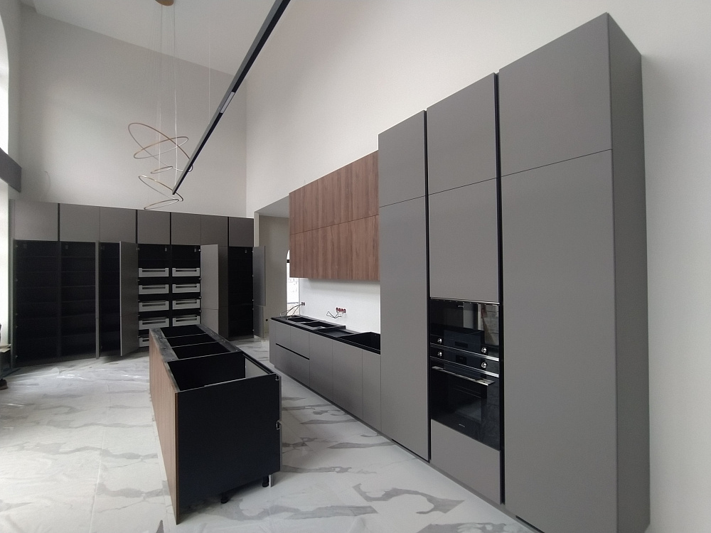 Кухня с островом и шкафом (гардеробной) феникс