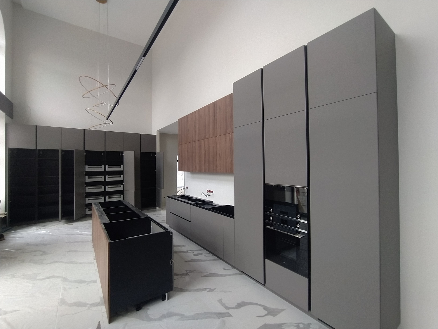 Кухня с островом и шкафом (гардеробной) феникс