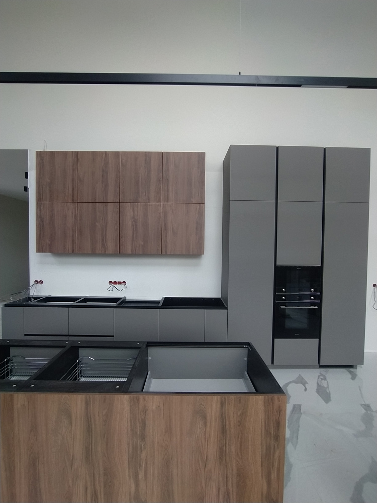 Кухня с островом и шкафом (гардеробной) феникс