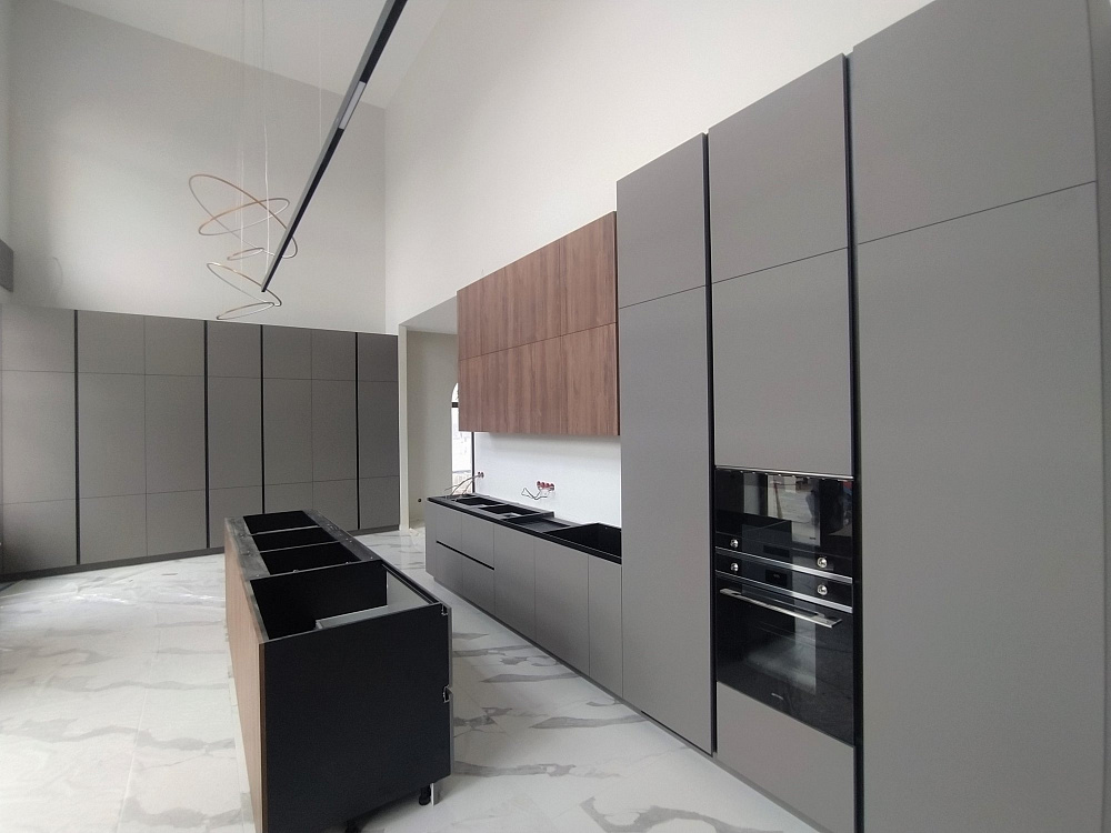 Кухня с островом и шкафом (гардеробной) феникс