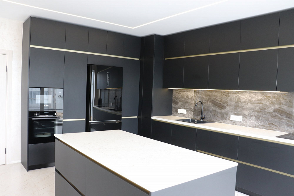 Кухня черная с золотом