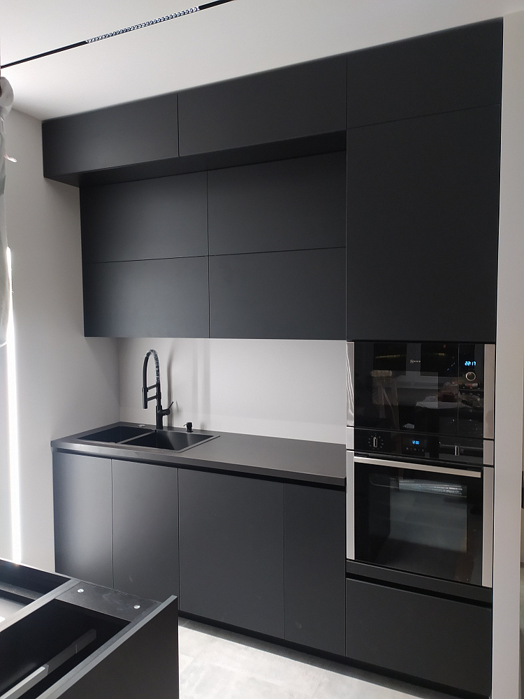 Кухня АГТ черная, вытяжка отдельно стоящая 